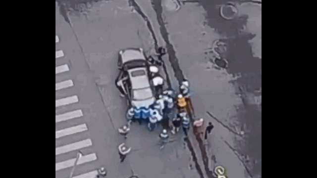 Video: Hàng chục người hợp sức nâng ô tô, giải cứu người bị nạn