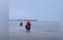 Video: Ba người cưỡi ngựa lao ra biển cứu cậu bé bị đuối nước 
