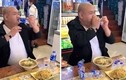 Video: Ngỡ ngàng người đàn ông uống nước như nuốt cả chai