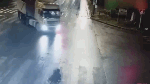 Video: Trượt ngã trên đường, hai thanh niên bị xe container cán tử vong