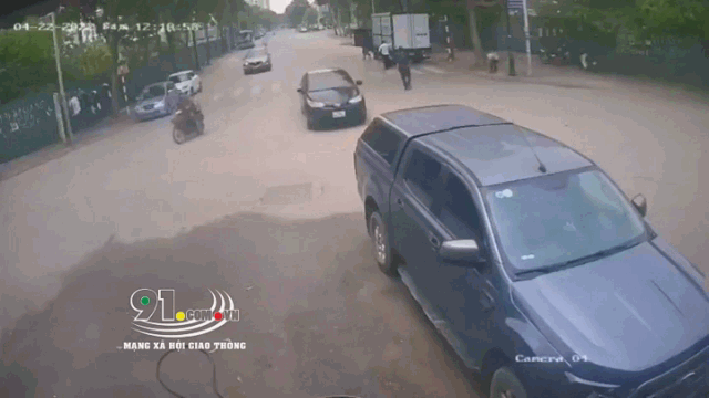 Video: Lao vào đuôi xe bán tải, ô tô biến dạng sau cú tông mạnh