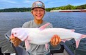 Cậu bé 15 tuổi câu được cá da trơn màu trắng quý hiếm