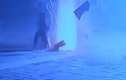 Video: Ném pháo xuống cống, cậu bé bị nắp cống đập thẳng vào người