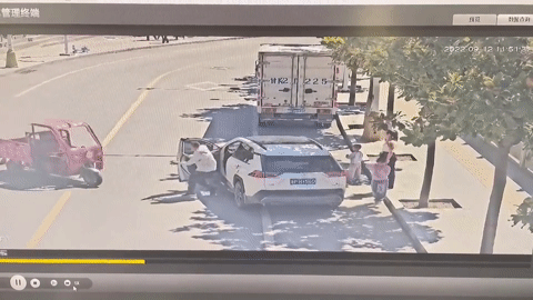 Video: Tài xế liều mạng chặn xe lam không người lái chở em bé 
