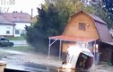 Video: Cú đâm kinh hoàng, ô tô lộn trên không bốc cháy