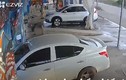 Video: Ô tô đâm xuyên tường tiệm rửa xe ở Thái Lan