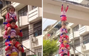 Video: Bé gái Thái Lan mạo hiểm leo lên 'tháp người'