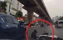 Chạy xe máy kiểu “1 mình 1 đường”, 2 cô gái bị ô tô tông văng