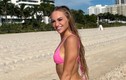 Nữ cầu thủ Aston Villa mặc bikini thả dáng khêu gợi ở bãi biển