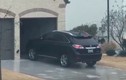 Video: Xe Lexus "trượt băng" hài hước ngay trước cửa gara