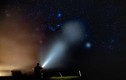 Soi đèn pin lên trời, tia sáng có thể bay ra khỏi Hệ Mặt Trời?