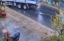 Video: Mất lái trên đường mưa trơn, xe tải gây tai nạn liên hoàn