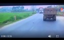 Video: Lao vào xe container như tự sát, xe tải nát đầu, sập bánh
