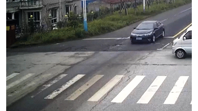Video: Không thắt dây an toàn, tài xế văng khỏi xe sau va chạm