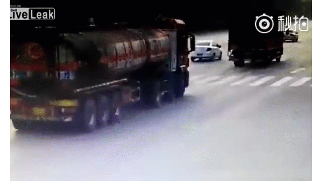 Video: Vượt đèn đỏ, Mercedes tông xe bồn gãy đôi và kết bất ngờ