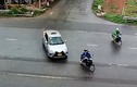 Video: Khoảnh khắc taxi đâm xe máy khi sang đường
