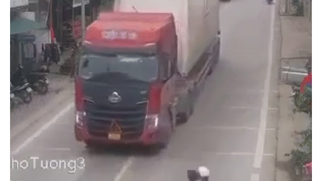 Video: Kinh hoàng xe máy kẹp 3 tông thẳng vào hông container