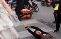 Cô dâu kéo lê chú rể giữa phố, nguyên nhân khiến tất cả bất ngờ