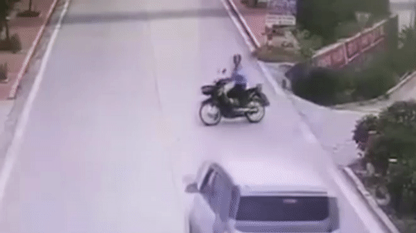 Video: Bị xe tải tông trúng, người đàn ông hành động khó hiểu