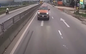 Video: Xe bán tải ngang nhiên đi ngược chiều trên quốc lộ 1