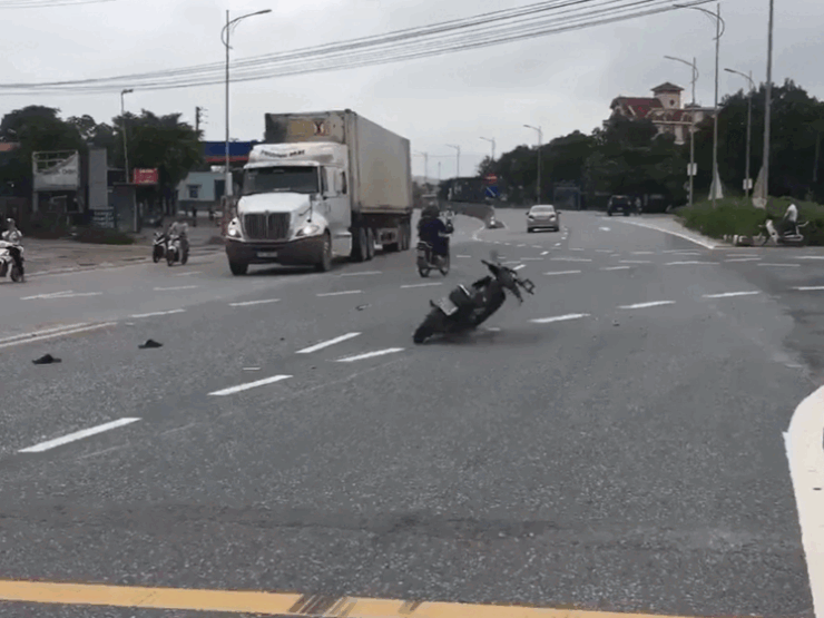 Video: Xe máy quay vòng như "ma làm" giữa ngã ba đường