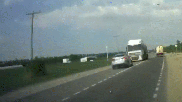 Video: Vượt ẩu tốc độ cao, ô tô con tông trực diện xe bồn