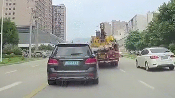 Video: Tông trúng xe tải, Mercedes bị cột điện đâm thủng kính chắn gió