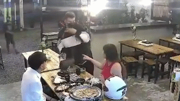 Video: Bị cướp túi xách trên bàn ăn, cặp đôi phản ứng bất ngờ