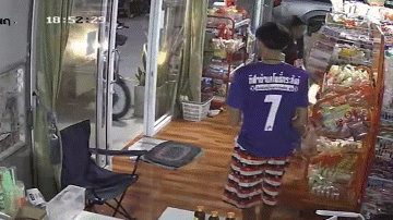 Video: Bất cẩn để con vặn tay ga, 2 cha con đâm xuyên cửa kính