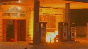 Video: Mâu thuẫn gia đình, mẹ đốt cây xăng của con trai