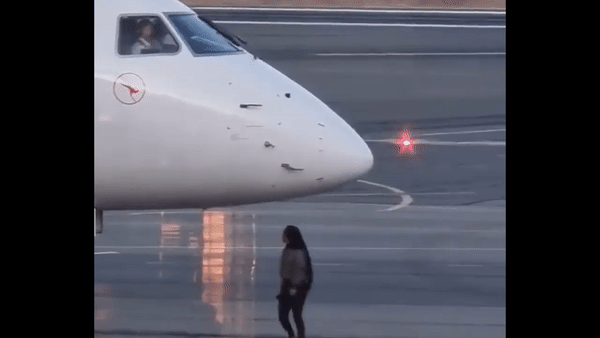 Video: Trễ chuyến, cô gái liều lĩnh ra hẳn đường băng "vẫy máy bay"