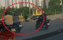 Video: Lái xe máy "thông chốt", tông ngã cả CSGT