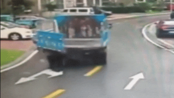 Video: Cửa thùng xe tải bất ngờ bật mở, đập trúng hai cha con