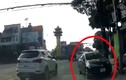 Video: Tài xế đỗ xe cản đường các phương tiện giữa ngã 5