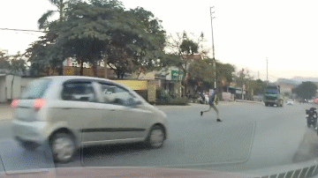 Video: Chạy sang đường, thanh niên suýt mất mạng trước đầu ô tô