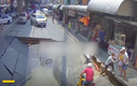 Video: Hai cha con bất ngờ bị hố tử thần "nuốt chửng" trên đường