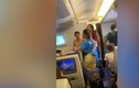 Video: Máy bay hỏng điều hòa, hành khách ngồi “xông hơi” 3 tiếng 