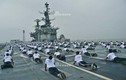 Khó đỡ cảnh lính Ấn Độ tập Yoga trên tàu chiến chật chội
