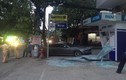 TP HCM: Ôtô BMW nổ lốp đâm vỡ nát trụ ATM 