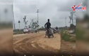  Video: Tài xế cao hứng trổ tài drift xe và cái kết ê chề dưới ao  