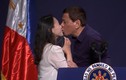 Video: Tổng thống Philippines gây “bão” vì hôn môi nữ lao động ở HQ