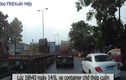 Video: Xe container chở thép cuộn 60 tấn đứt cáp xích, nhiều người thoát nạn