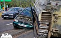 Video: Thiết giáp BMP-1 mất lái, hai ông cháu may mắn thoát nạn