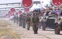 Choáng ngợp cảnh lính dù Nga phô diễn màn "Voi đi bộ" với IL-76