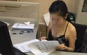 Nữ công chức TQ mặc “thiếu vải” ngồi làm việc gây bức xúc