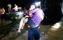 Thanh Hóa: Cảnh sát cứu hộ, cứu nạn trắng đêm giải cứu người dân kẹt trong rốn lũ  