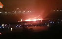 Máy bay chở 166 người cháy dữ dội khi hạ cánh