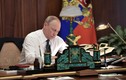 Bộ dụng cụ để bàn làm việc có gắn quốc huy Nga giá 220 triệu đồng 