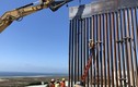 Người nhập cư cưa hàng rào thép ở biên giới để vào Mỹ