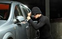 Nhân viên rửa xe mở cốp ôtô trộm 15 triệu đồng của khách